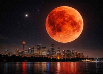 Тэнгэрт мандсан “Том улаан сар”